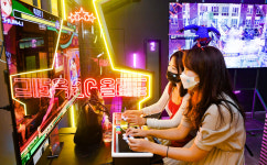 올레드TV로 몰입감 UP, 금성오락실 인기