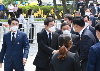 봉하마을 찾은 여야…'노무현 정신' 동상이몽