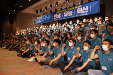 민주당 워크숍 민생 강조… 이재명 전당대회 출마 고심