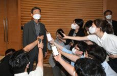 취재진 질문에 답하는 통신3사 CEO