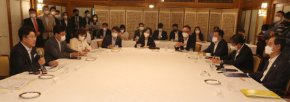 당정 경제위기 타계 총력전…과학방역 코로나 확산 저지