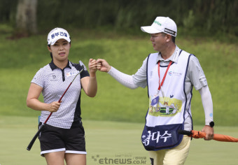 [포토]김수지, 완벽한 버디 성공