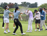 [포토]이소영, 시원한 축하 물 세례
