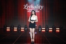[종합] 권은비, 치명미 완성하는 솔로 1주년 날 선 몽환미 (Lethality 쇼케)
