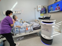 AI방역로봇이 환자 돌봄 기능까지 수행... KT AI로봇의 기능 확장 가속도