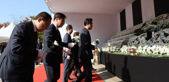 [이태원 참사]오세훈, 서울광장 합동분향소에서 조문