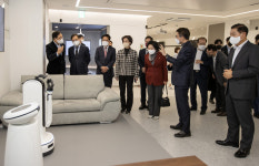 與, 삼성전자 서울R&D센터 방문...로봇산업 일자리 논의
