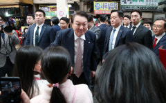 尹 충북 찾아가 첨단산업 더 발전하도록 지원