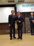 김영래 KOTTA 회장, 국립전파연구원으로부터 감사패 수여