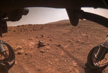 무임승차 돌멩이 하나 더...화성 생활 2주년 로버는 열일 중