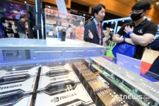 슈퍼솔루션 부스 찾은 관람객