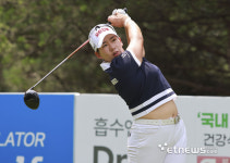 [포토] 활처럼 휘는 모습으로 티샷하는 홍지원