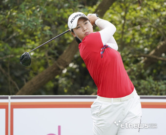 [포토] 강한 티샷을 날리는 김민솔