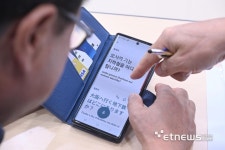 [창간 41주년 기획 르포] 손주에게 영상편지·QR로 약국찾기…스마트폰 배울수록 신세계