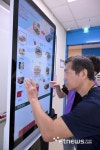 [창간 41주년 기획 르포] 손주에게 영상편지·QR로 약국찾기…스마트폰 배울수록 신세계