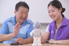 [창간 41주년 기획 르포] 손주에게 영상편지·QR로 약국찾기…스마트폰 배울수록 신세계