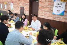 “한국인은 밥심이다”…조용익 부천시장, 직영 구내식당서 배식하며 애로사항 경청