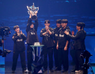 우승컵 들어올리는 페이커