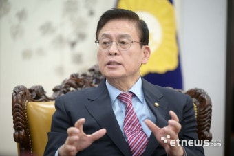 [여의도 나침반] 정우택 국회부의장 “정쟁용 묻지마 예산 칼질 멈춰야…지도부 묘책 절실”