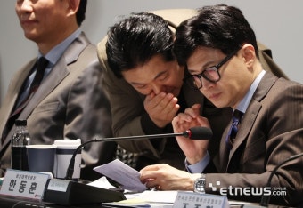 장동혁 사무총장과 이야기 나누는 한동훈 비대위원장