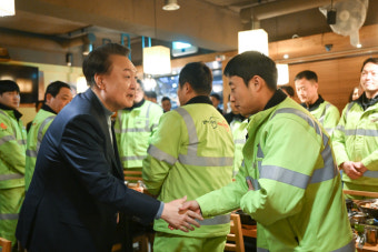 설 연휴 환경공무관들과 인사하는 윤석열 대통령