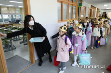 질서있게 교실로 들어서는 신입생