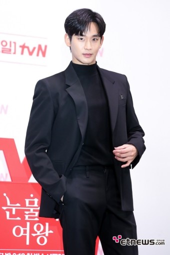 [ET포토] 김수현, '전기충격 같은 눈맞춤'