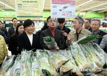 최상목, 하나로마트 현장 점검…“과수산업 대책 내놓을 것”