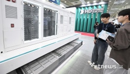 LG에너지솔루션 JF2팩 보는 관람객