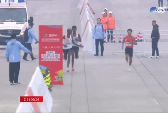 中 마라톤, 대놓고 승부 조작?...케냐 선수, 중국 선수에 먼저 가라 '휘휘'