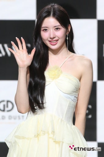 [ET포토] 비웨이브 제나, '드디어 데뷔했어요'