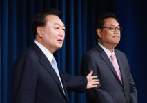 尹 국정 쇄신 첫단추는 비서실장·정무수석 교체..언론 소통도 강화