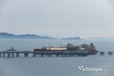 [르포] LNG 도입·생산의 중추 가스공사 인천 LNG 기지 가보니...韓, 15일치 사용량, 대형 탱크에 꽁꽁