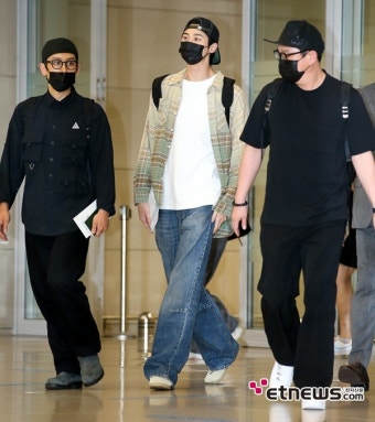 [ET포토] 변우석, '경호원 대신 매니저 보호 받으며'