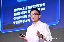 발표하는 송호철 더존 플랫폼사업 대표