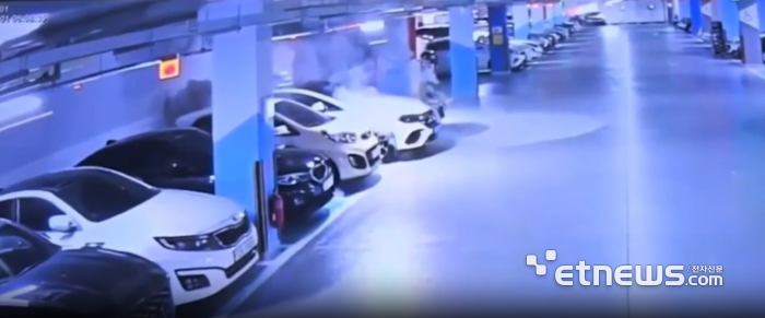 벤츠 EQC400 4MATIC 전기차 화재로 주민들 긴급 대피, 소방 당국 조사 중