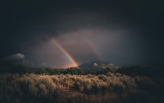 달 무지개 美 밤하늘 수놓았다