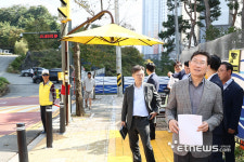 이상일 용인시장, 삼가초 정문 앞 보행신호등 이설 현장 살펴