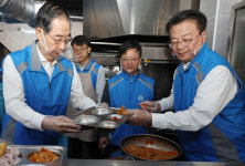 한총리, 쪽방촌 앞 급식소 토마스의 집서 봉사…국조실장 등 29명 동참
