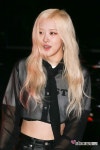 [ET포토] 블랙핑크 로제, 어두움 밝히는 금발 미모