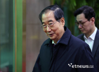 비상계엄 해제 요구 결의안 가결, 청사 나서는 한덕수 총리