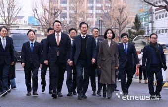헌법재판소에 출석하는 국회 탄핵소추단