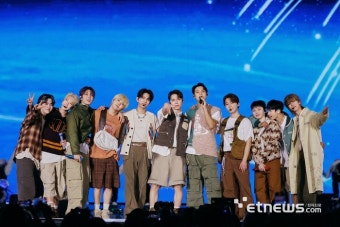 세븐틴, '전세계가 돕는' 10주년 질주 눈길…공연→현지이벤트·메달 등 이색 움직임