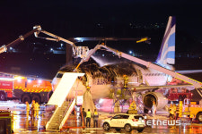 김해공항 에어부산 여객기 화재 진화 작업