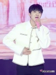 [ET포토] 황윤성, '멀리있는 팬 바라보며'