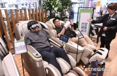 [포토] 건강가전 체험하는 고객들