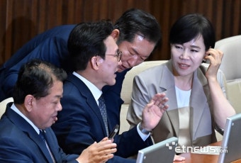 [포토] 대화하는 김민석-정청래-전현희