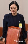 [포토] 청문회장 들어서는 한성숙