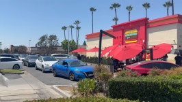 미국서 난리난 K버거…롯데리아 1호점 문 열자마자 오픈런