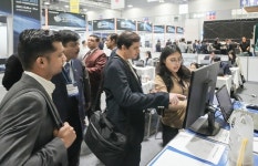 [포토닉스 코리아 2025] 광융합제품 부스 관람 외국인